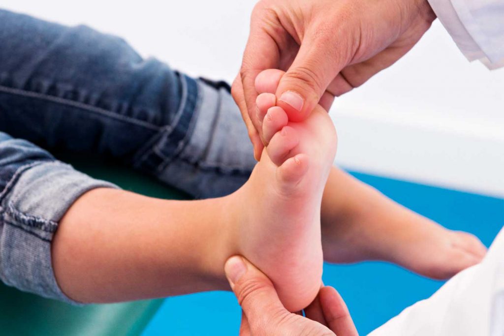 Niño-dolor-planta-del-pie-kohler-